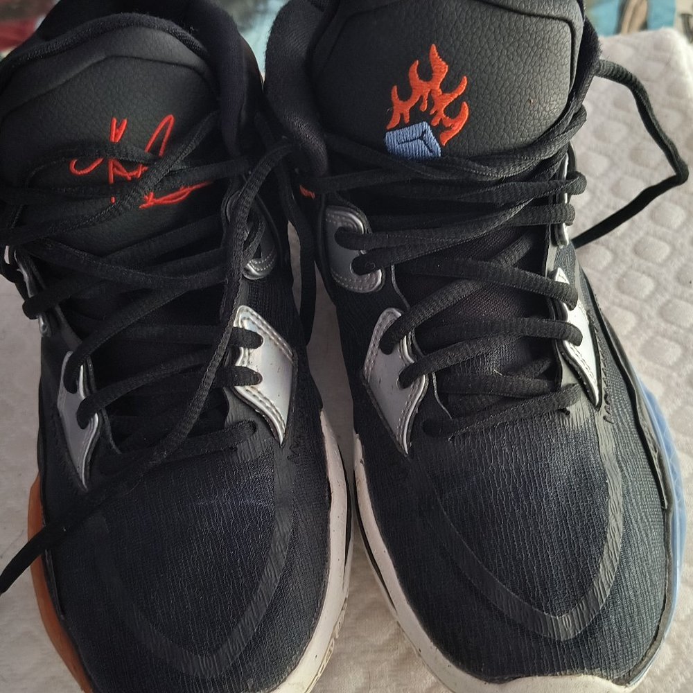 Gently used Nike size 5 Basketball shoes